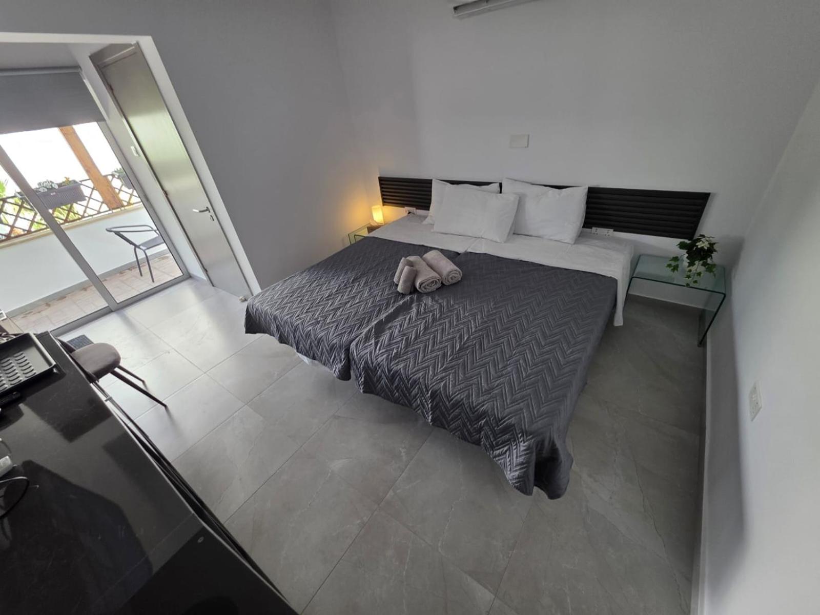 Town Centre Suites Ларнака Экстерьер фото